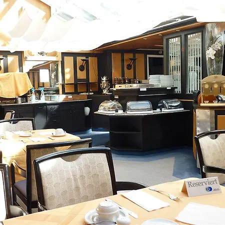Avenue Hotel 3*